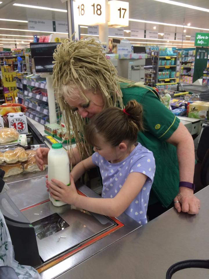 Az anyuka megköszönte a Morrisons pénztárosának, hogy segített és nem ítélkezett felette