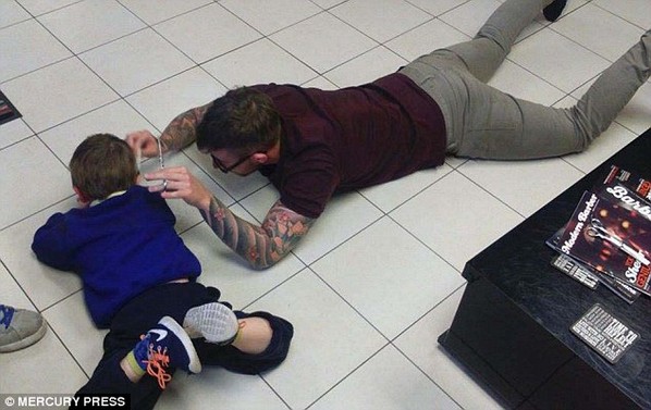 2e2bafc800000578-3307431-mason_laid_on_the_floor_calmly_playing_with_his_mum_s_iphone_so_-m-18_1446836521272.jpg