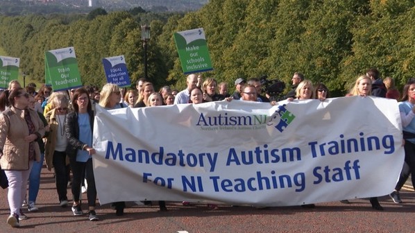 Tanárok autizmus képzéséért tüntettek a szülők