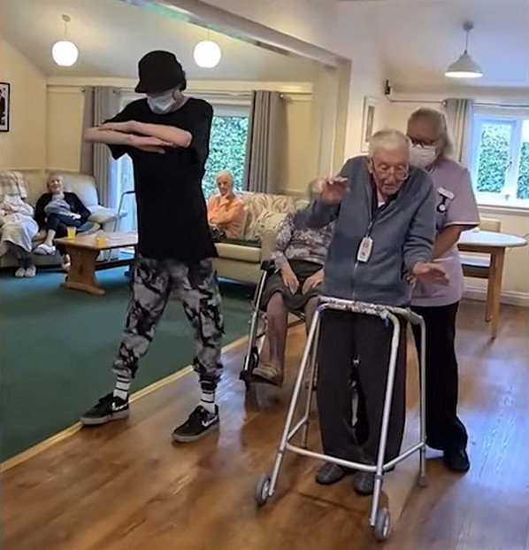 Utcai táncra tanítja a 101 évest az autista tinédzser