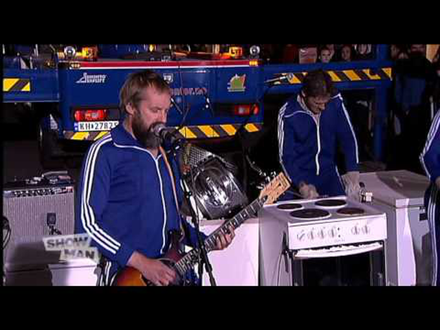 Konyhaeszközökkel viccelődő norvégok az A38-on