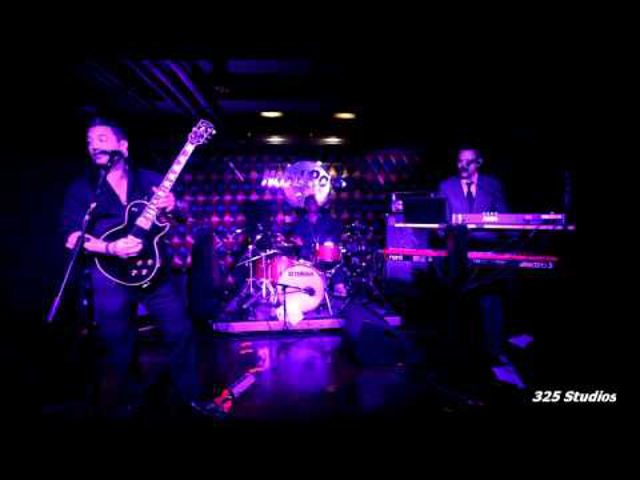 Gitártörés, jótékonyság, gengszter attitűd - Fun Lovin' Criminals a Hard Rock Café Budapest megnyitóján