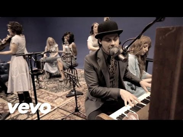 Gary Oldman rendezi Jack White ma esti Youtube-koncertjét