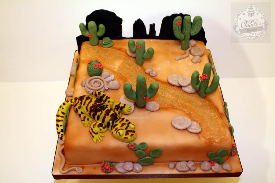 900_95726429fw_desert-themed-cake-with-handmade-cactus-and-gecko-by-claudias-bakery.jpg