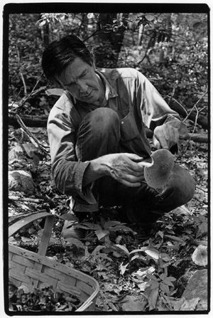 CM0075 John Cage picking mushrooms, 1967 (c) William Gale Gedney.jpg