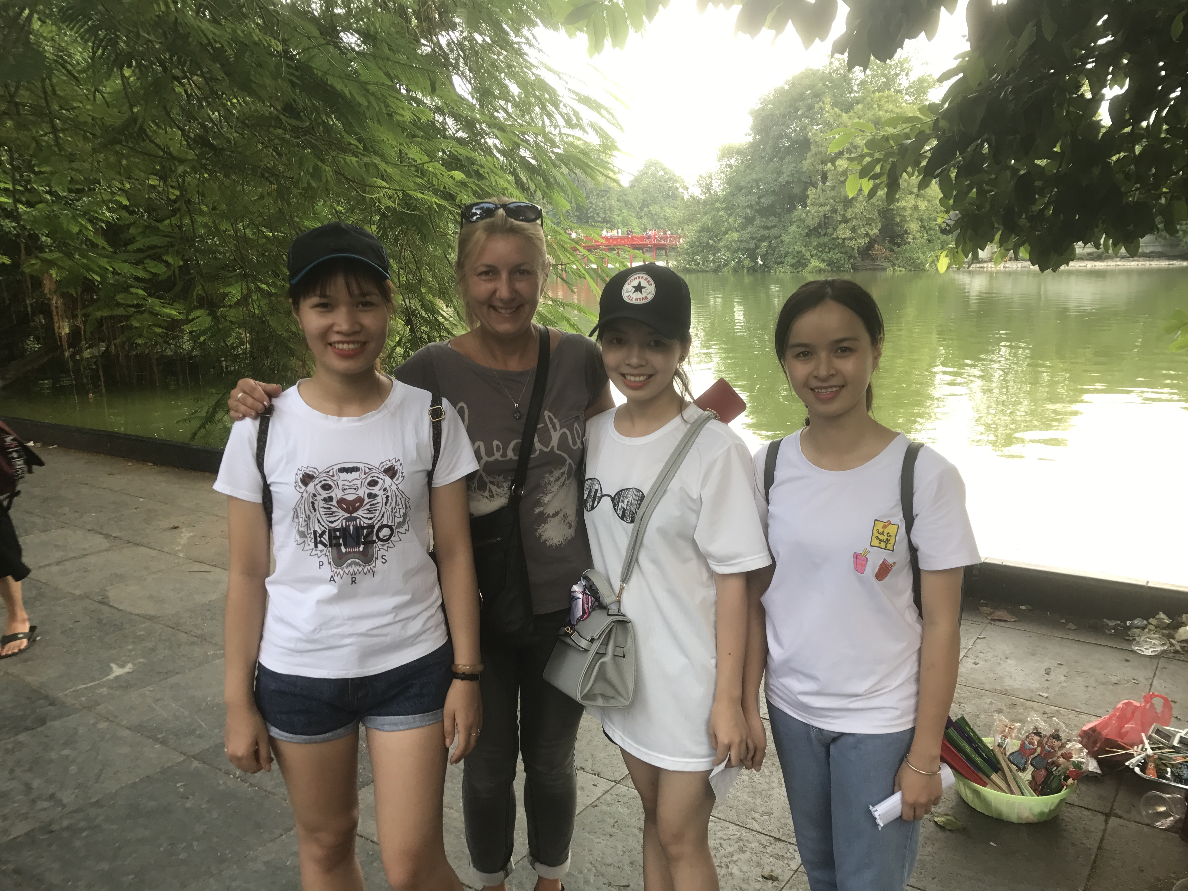 angolul tanuló vietnámi lányok