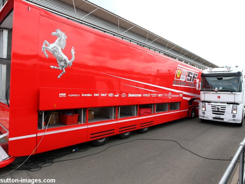 Ferrari-truck_2474820.jpg