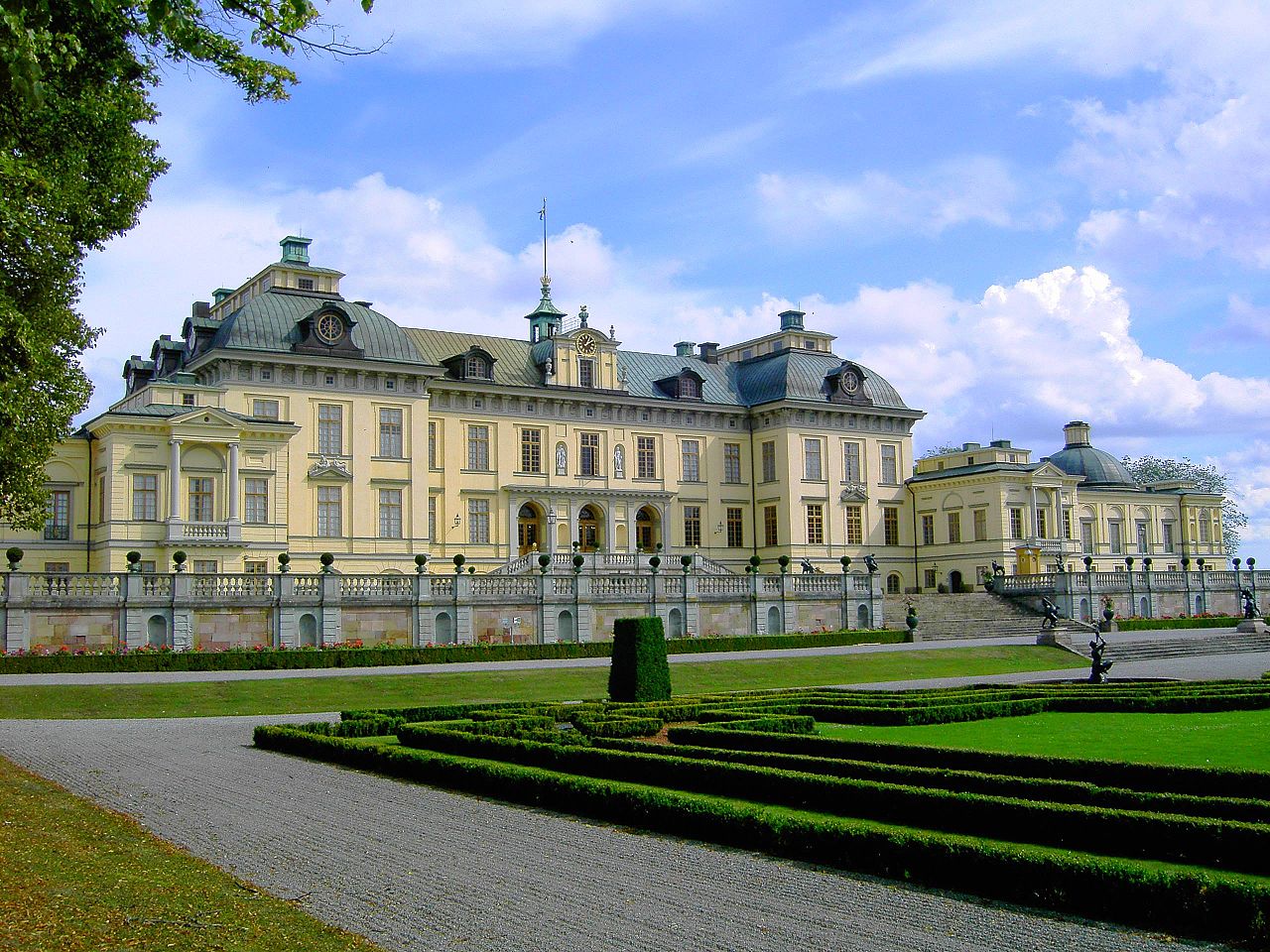 1280px-drottningholm.jpg