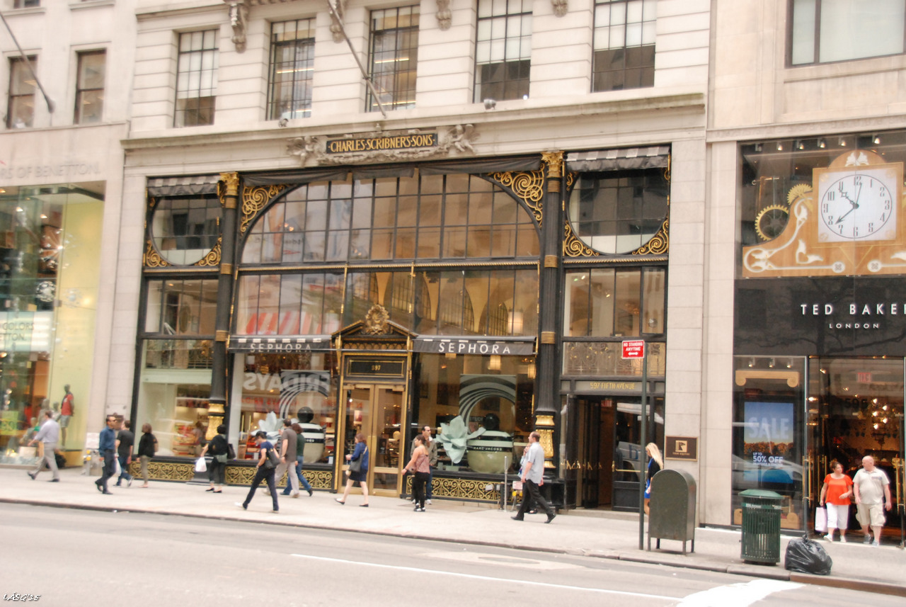 Charles Scribners és Fiai egykori könyvkereskedésének portálja, készült 1913-ban, Beaux Arts stílusban, az 5. Avenue-n. Pár lépés, és mekkora a kontraszt az előzőekkel!