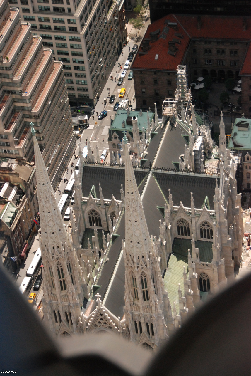 A Szent Patrik katedrális felülről, a Rockefeller-Center tetejéről. Tiszta gótika belülről, gyönyörű ablakokkal és ívekkel.