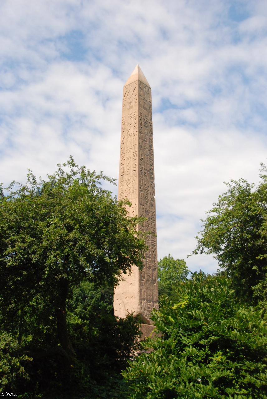 IE 3000-ből származó obeliszk, amelyet a rómaiak áthelyeztek, majd az egyiptomi alkirály az USÁ-nak ajándékozta.