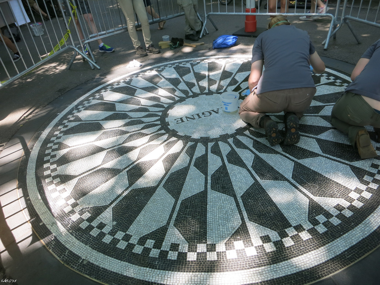 A John Lennon emlékhelyet éppen felújították, ez azonban nem zavarta meg a rajongókat az odaadásban.