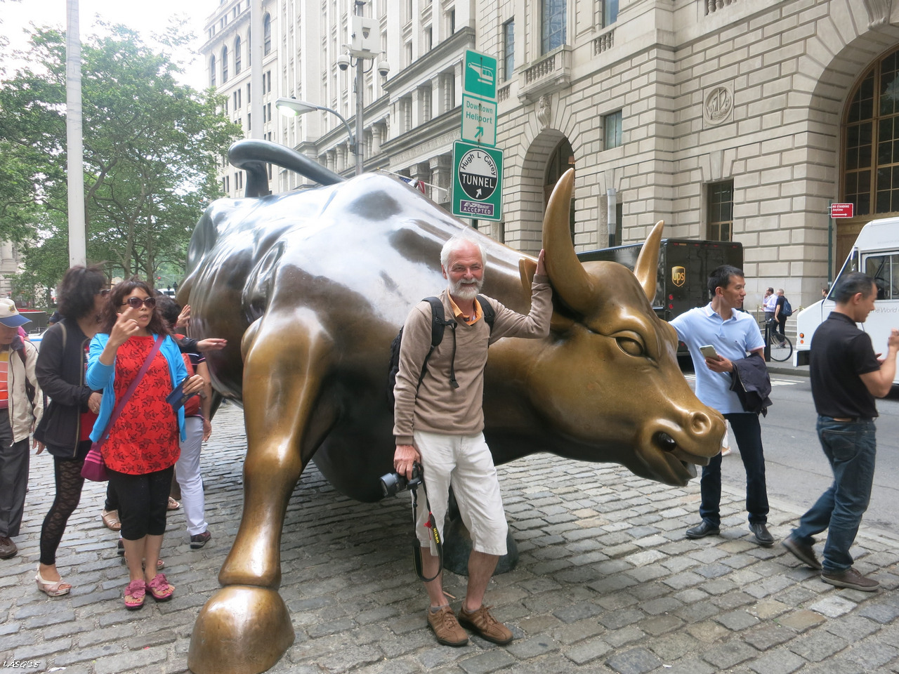 Szerda reggel a Wall Streeten kezdtük a Dél-Manhattani túrát, én mindjárt megszelídítettem a bikát. Már csak a pénzt várjuk...