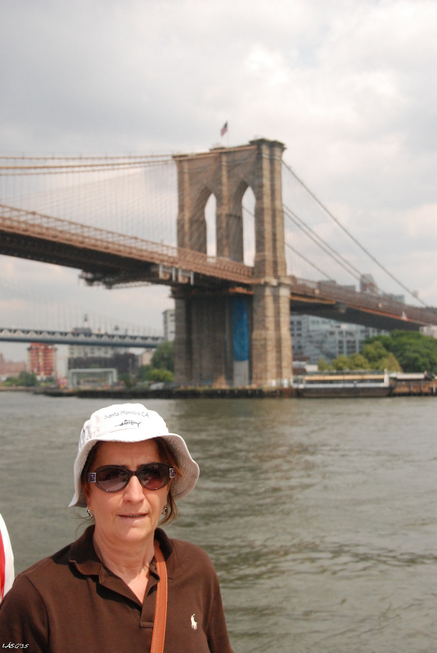 A Brooklyn-híd alatt hajókáztunk, megnéztük Manhattant a víz felől is.