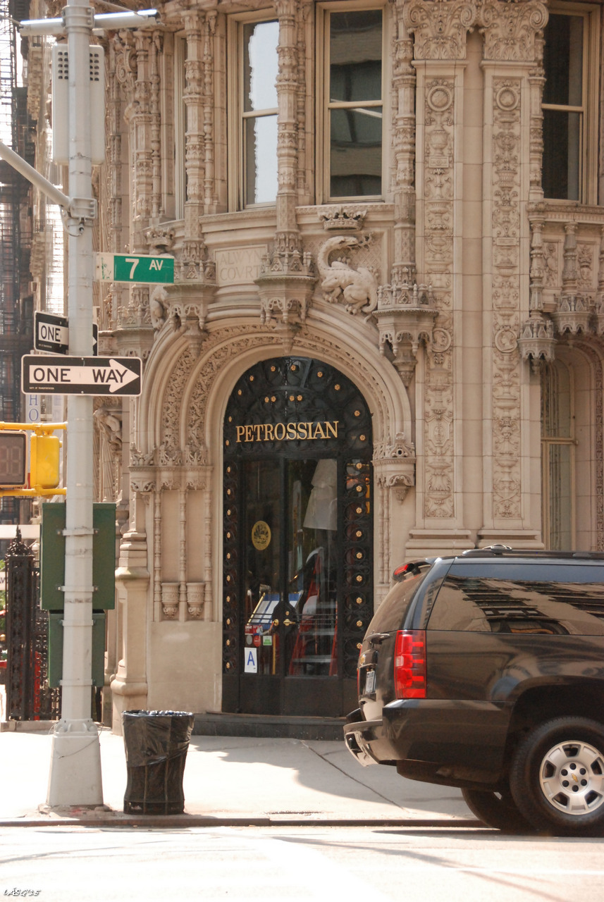 A Petrossian orosz eredetű étterem bejárata a 7. Avenue és az 59. utca sarkán. Az épület, mintha a középkorból került volna ide, a díszítettsége és motívumai alapján.