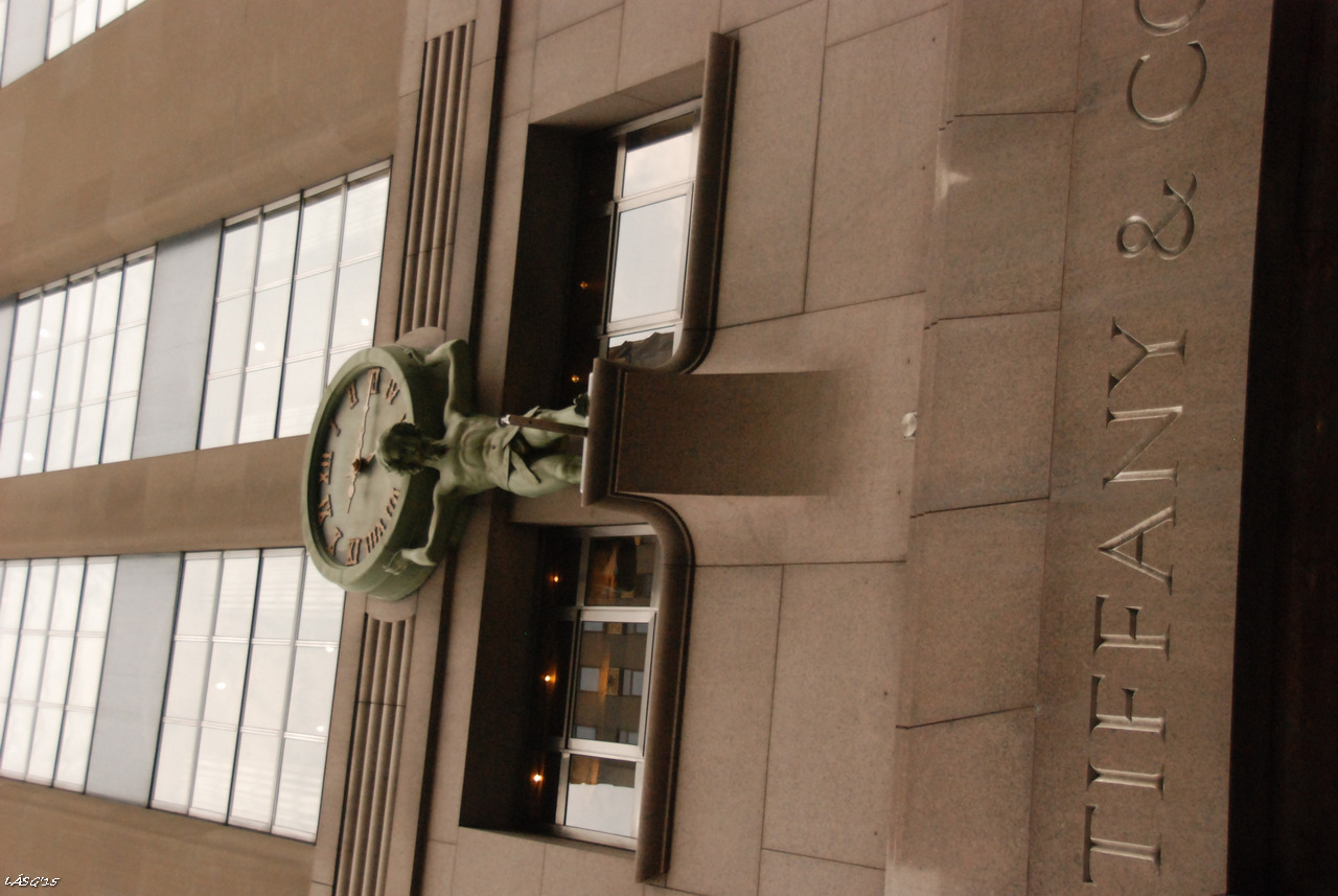 Ez itt a Tiffany épülete az 5th Avenue-n, a bejárat felett a cég jelképével, Atlas órát tartó szobrával. Ez az üzlet is sok filmben szerepelt kívülről is, belülről is.