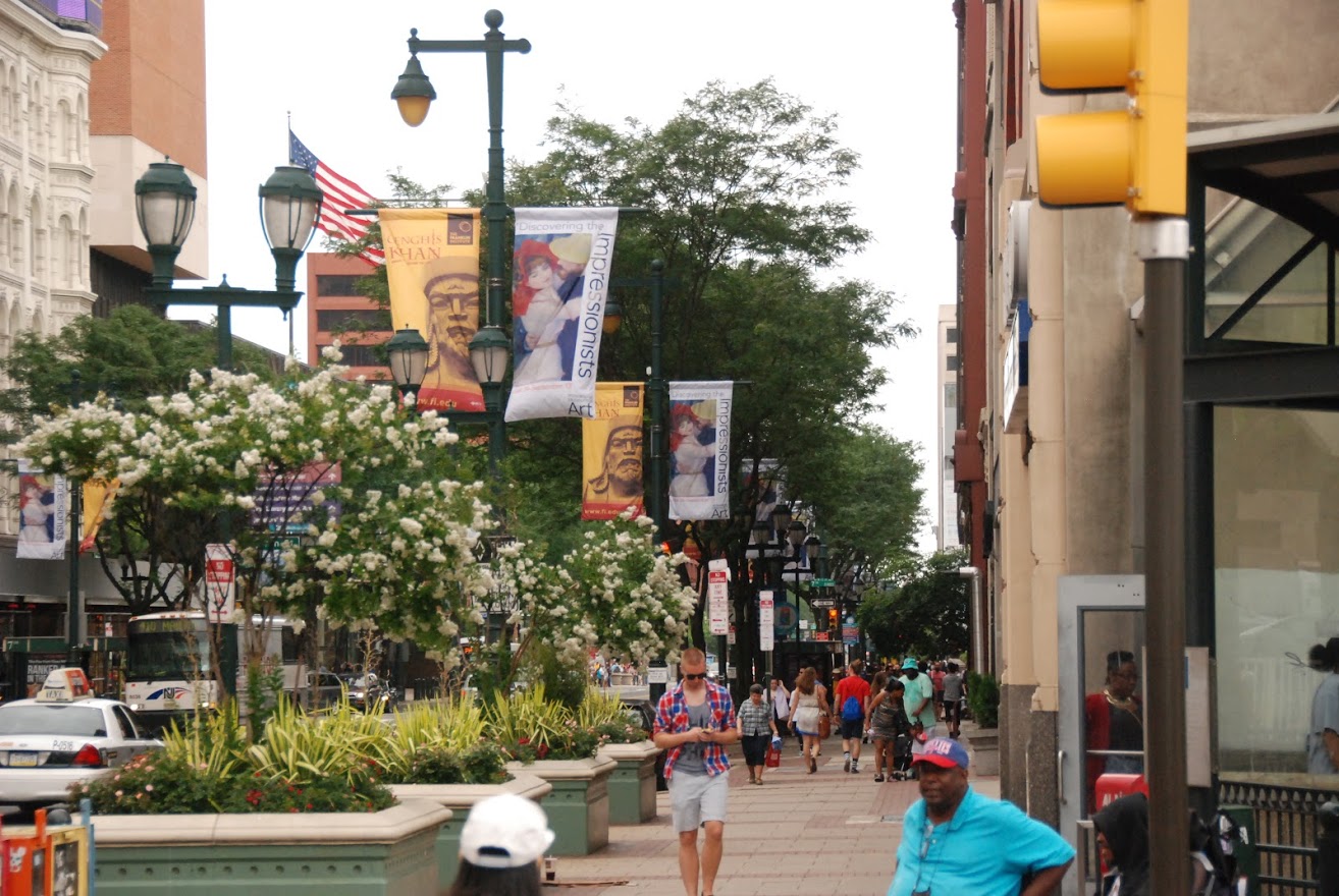 Philly főutcája, a Market. Az egész város a Függetlenség Napja lázában égett, mindenhol rendezvények, programok voltak. A város volt a kiindulópontja az emberi jogok mozgalmának, ami a nyilatkozathoz és a polgárháború után a nagy USA kialakulásához vezetett. Az Emberi Jogok Nyilatkozatának eredeti példányát is itt őrzik. Mi az Independence Bell-t (a Függetlenségi harangot) néztük meg.  A plakátokon hirdetett Dzsingisz kán kiállítást még Schallaburgban (Ausztria) láttuk úgy nyolc éve, azóta már sokadszor ütközünk bele, most már a tengerentúlra is eljutott...