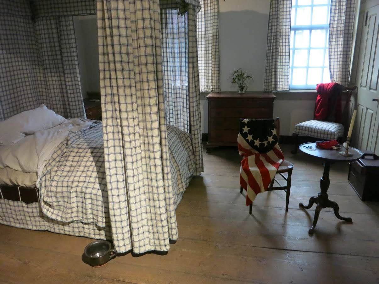Amit először megnéztünk vasárnap, az a Betsy Ross ház volt. Ő készítette az új amerikai állam első zászlóját 1776-ban. Azon nők egyike volt, akik tehetségük révén önállóan álltak a saját lábukra, és tartották el, vagy támogatták a családjukat a nehéz időkben. 81 éves koráig dolgozott, akkor megvakult és abba kellett hagynia. <br />Az angolok elleni háború idején a zászlók készítésén kívül töltényeket is gyártott a hadsereg számára. A házban eredeti bútorokkal berendezett szobák és a műhelye láthatók.