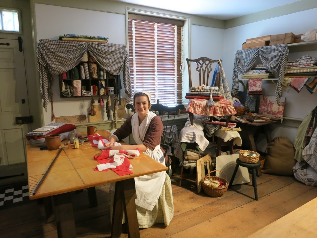 A műhely, ahol egy csinos mai Betsy Ross varrja korabeli ruhába öltözve hagyományosan, kézzel az amerikai zászló csíkjait. Mindenkinek szívesen mesél az életéről, hogyan szerzett munkát, hogyan vezette a háztartást, meg a hazafiság jelentőségéről.