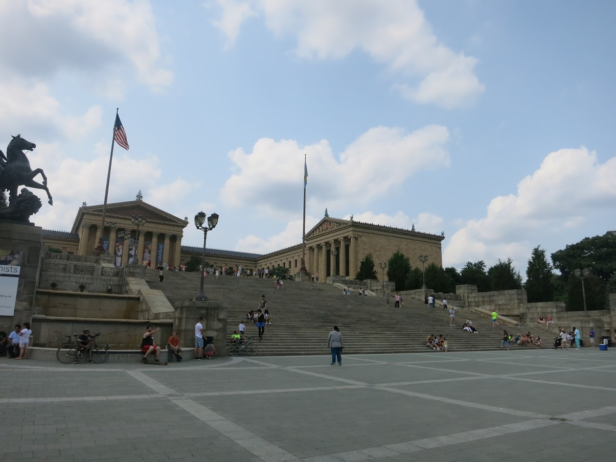 A Philadelphia Muzeum of Art, hatalmas szépművészeti gyűjteményét most kihagytuk. Az épület monumentális, és ez a lépcső akár ismerős is lehet, hiszen az amerikai álom egyik jeles megtestesítője ezeken a lépcsőfokokon edzett, ki ő?