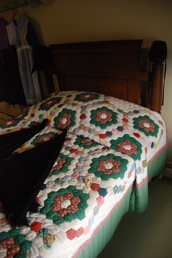 Egy ilyen ágytakarót szívesen elhoztunk volna, nagyon jók a foltvarrásban, gyönyörűek a munkáik. Az árverésen a franciaágyra való úgy 500$ körül indult (cca 140eFt).