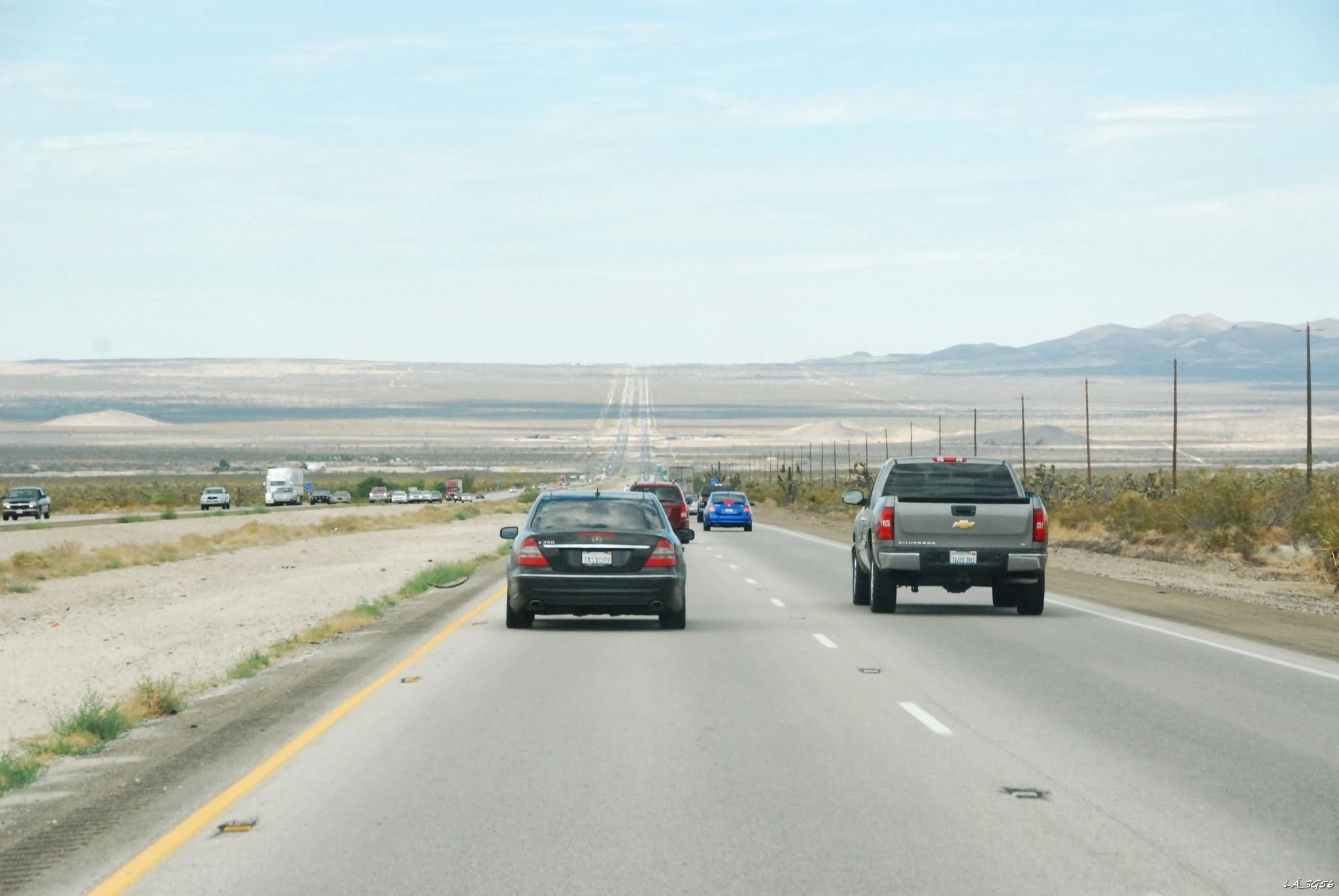 350 km ilyen sorban, hol 100-zal, hol 60-nal, a végtelen egyenes úton: Ez Las Vegastól Los Angelesig az út a sivatagon át. És szembe sem kisebb...