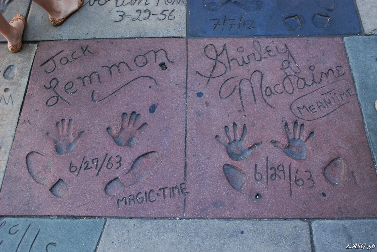A Kínai Színház előtt a téren igazi és már rég elfeledett sztárok kéz- és lábnyomai a betonban, Jack Lemmon és Shirley MacLaine valószínű az előbbiek közé tartoznak.