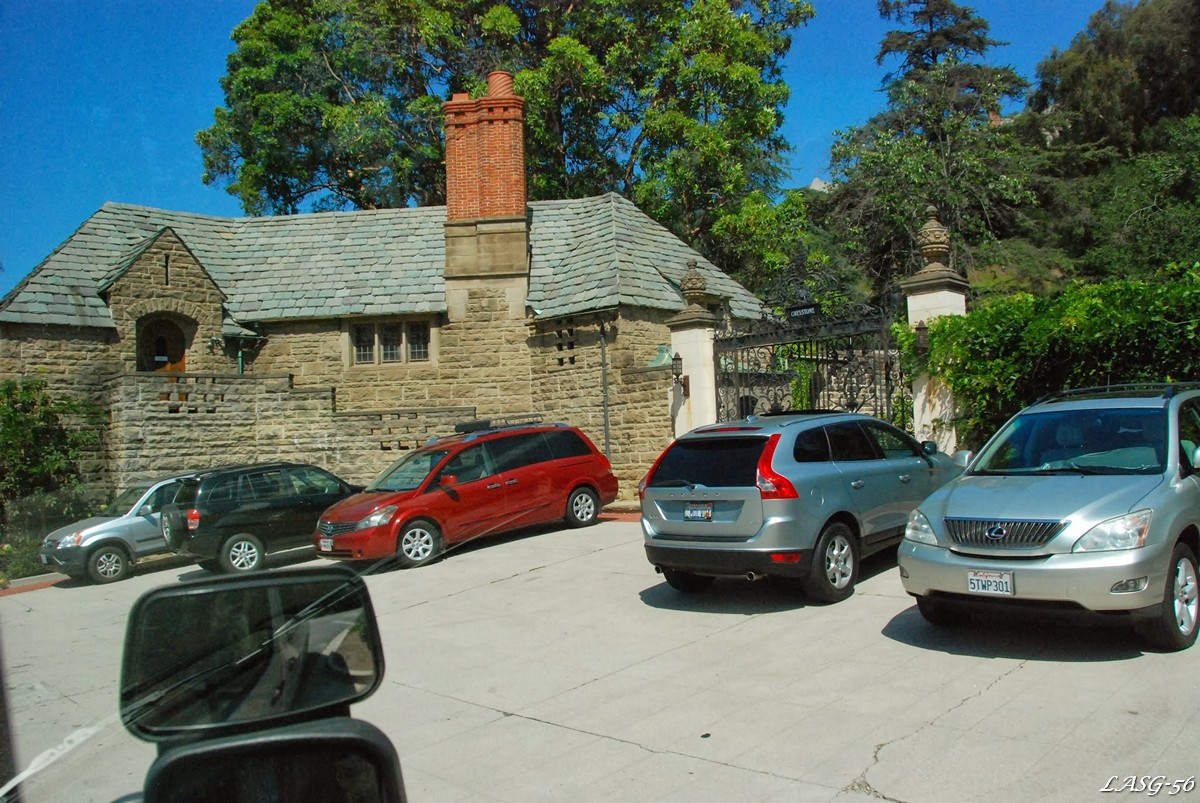 A Greystone villa, egy olajmágnás építtette a fiának 1926-ban. Elsőként akkor híresült el, amikor a fiút meggyilkolták a szalonban, alig egy évvel később. A ház káprázatos pompával épült, akkor elképzelhetetlen 3m$-os ráfordítással. Jelenleg a város tulajdonában van, és luxuspanzióként üzemel. Több mint ötven filmet forgattak az épületben, többek közt a The Holiday több jelenetét.