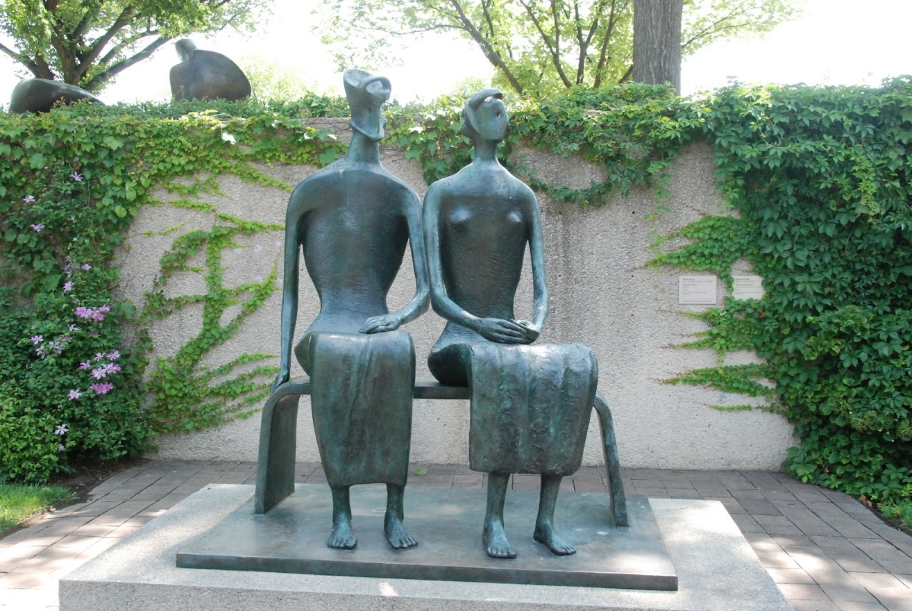 A Hirshhorn Museum and Sculpture Garden szoborkertjében látható néhány ÍRodin-szobor, köztük a Balzac, és a Calais-i polgárok, mindkettőt láttuk már NY-ban és Európában is, ki gondolná, hogy ennyi példány készült belőlük, valamint több érdekes alkotás, mint például ez a King and Queen című Henry Moore. Volt egy Yoko Ono kitaláció is, egy élő fa ágaira lehet aggatni kívánság-cédulákat, hátha beteljesülnek. A fa estére fehérbe öltözik a céduláktól.