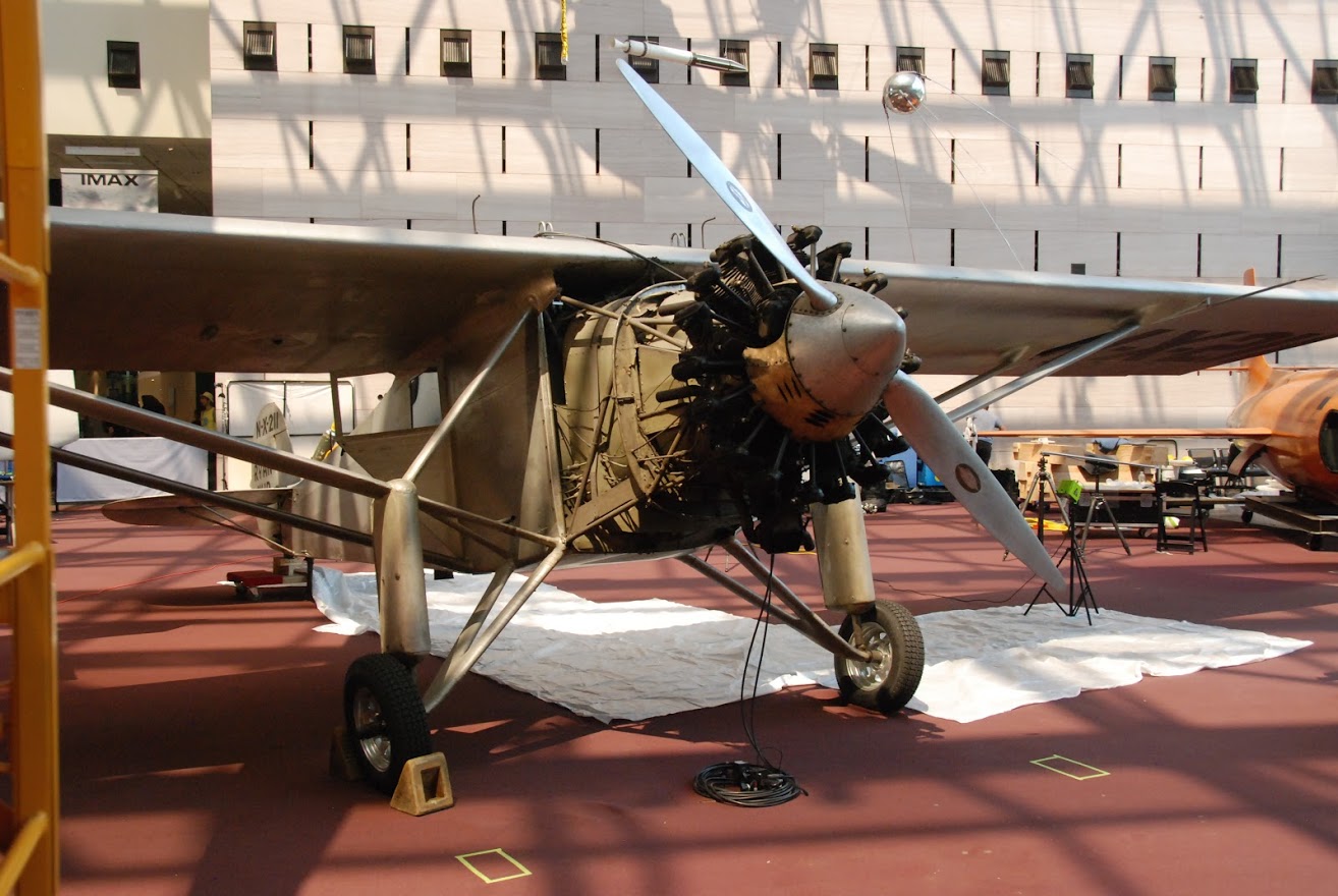 A sok Smithsonian közül következőnek a Légi- és Űr Múzeumba mentünk be. Az előcsarnokban a St Louis, Lindbergh gépe fogadott, amellyel átrepülte az óceánt. A gépet felújítják, ezért hiányos a burkolata.