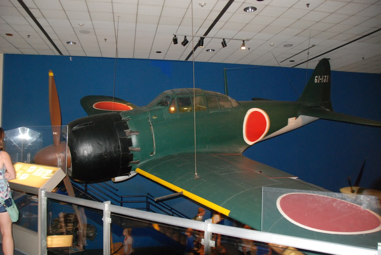 Ez egy második világháborús japán Mitsubishi ‘Zero‘, amilyenekkel Pearl Harbourt is támadták, majd a háború végén ezeket alakították át a kamikázék számára is.