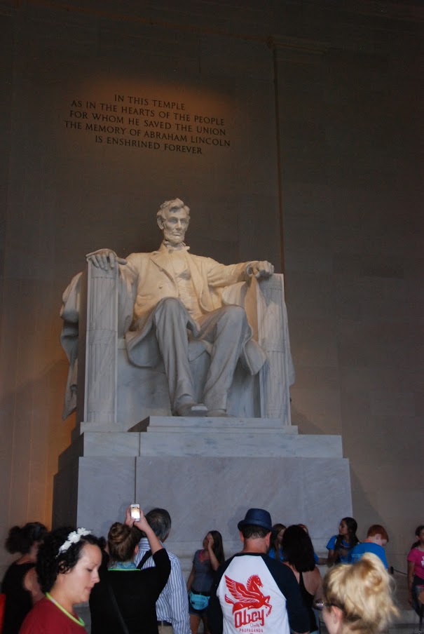 Lincoln ülőszobra tiszteletet parancsolóbb bent a csarnokban, van vagy négy méteres az alapzat nélkül.