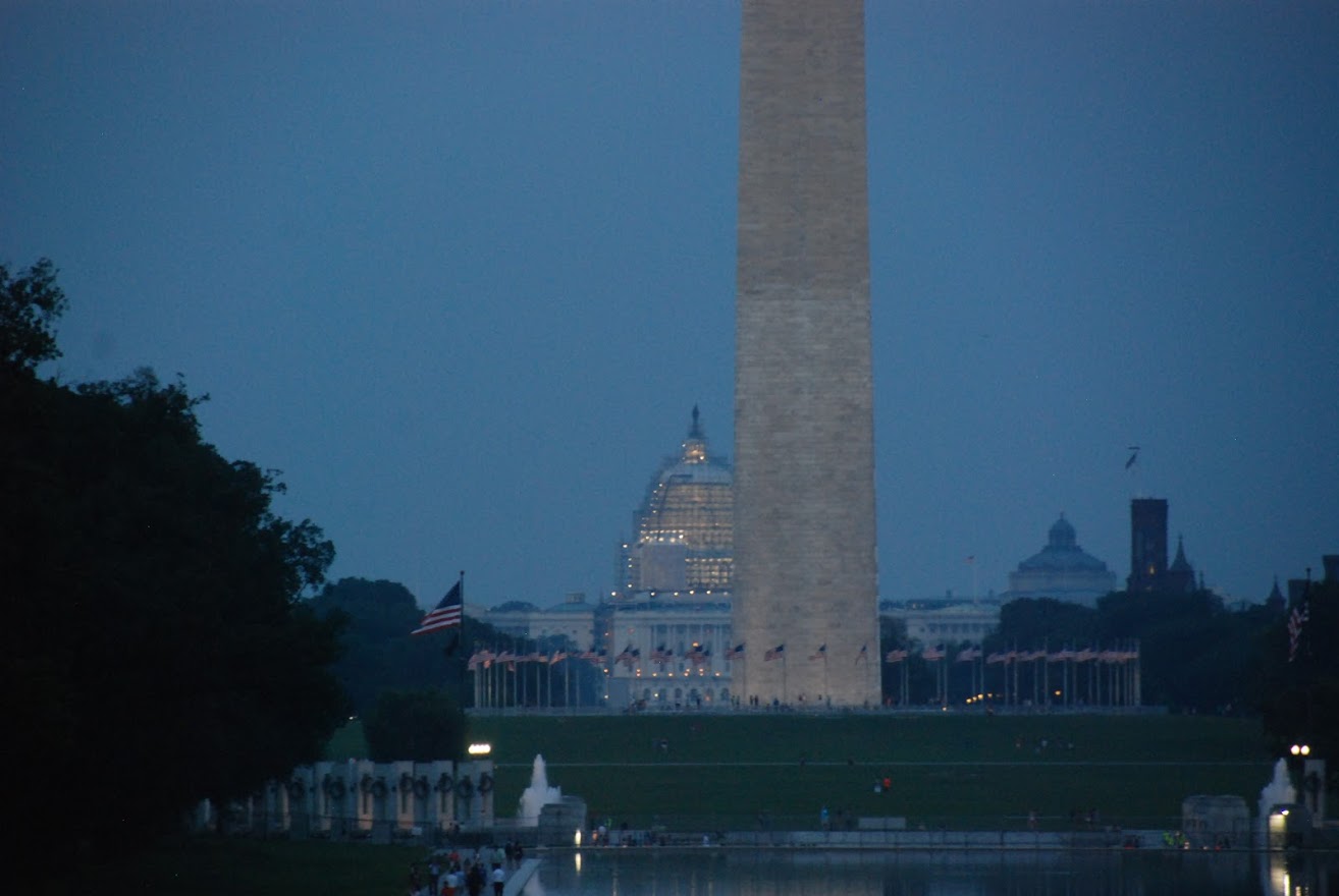 A Lincoln lépcsőjéről az obeliszk alja és a beállványozottan is kivilágított Capitolium.