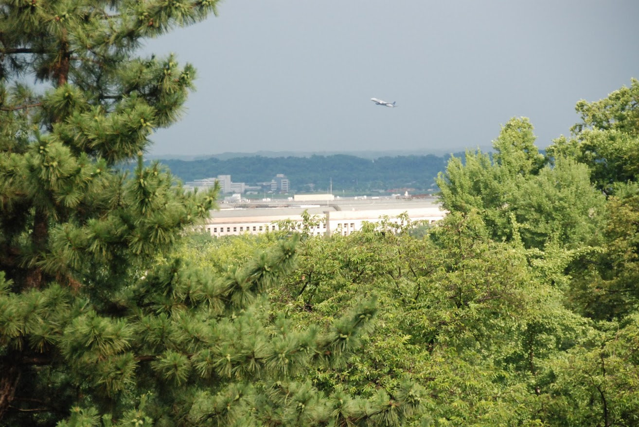 A temetőből nagyon jól rá lehet látni a Pentagon épületére.