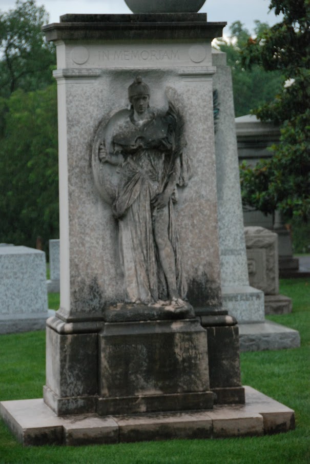 Az amerikai katonai temetőkben megszokott fehér, egyforma sírkövek végtelennek tűnő szabályos sorai fogadják a látogatót. A gyep gyönyörű, rövidre nyírt és zöld, sehol egy sírhant. &lt;br /&gt;Itt azonban a feljebb eső, régebbi parcellákban washingtoni családok és az elmúlt 150 év főkatonáinak, politikusainak sírja között egészen különlegeseket is lehet találni.