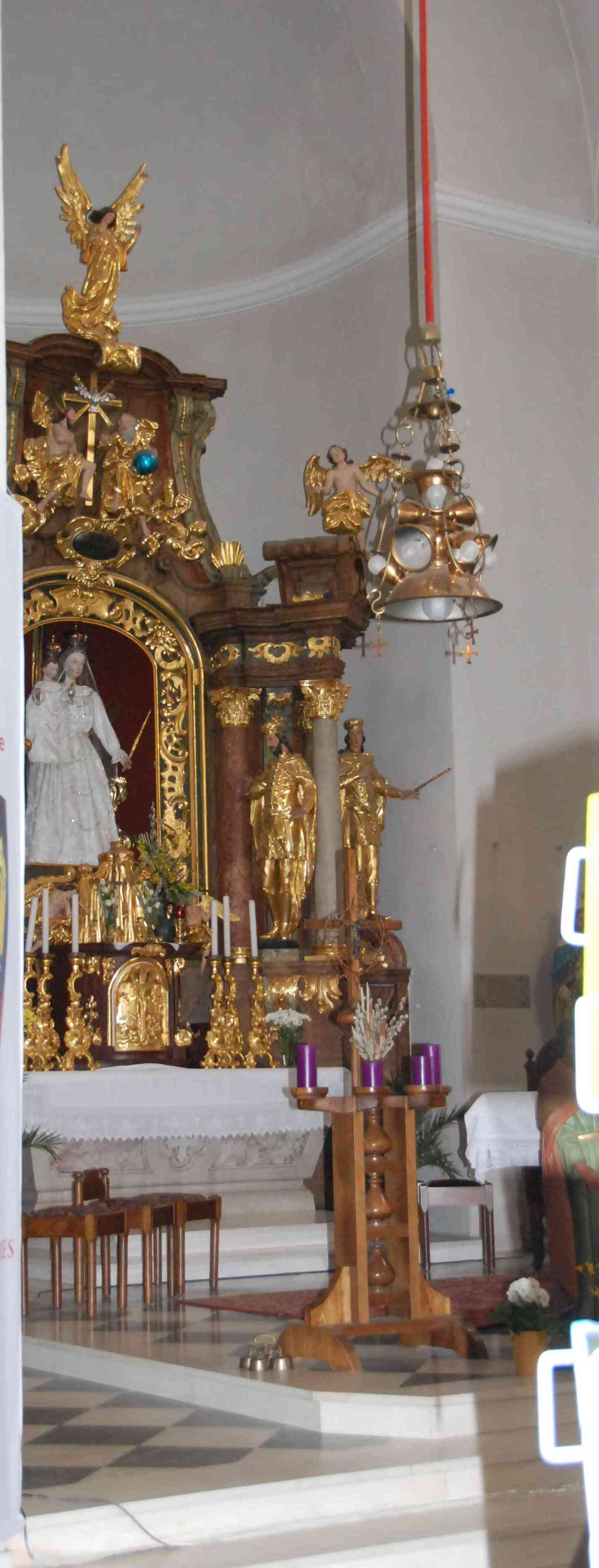 Barokkos oltár az új templomban