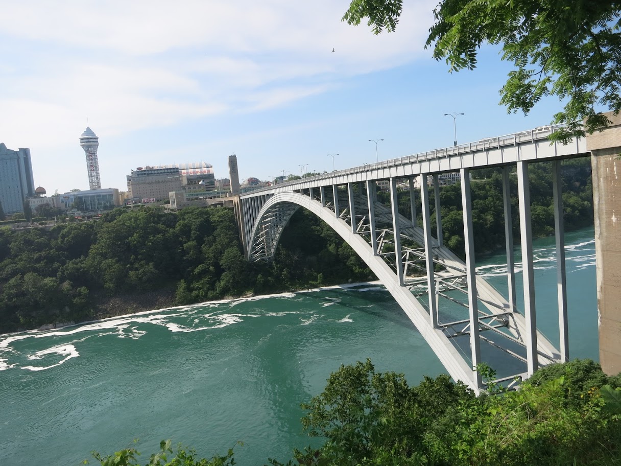 A városka, Niagara Falls a szurdok amerikai oldalán fekszik. Több híd is vezet át Kanadába, ez itt az elsőként épült Rainbow-híd, amelyen valamelyik irányba mindig állt a sor. A szurdok úgy 50 méter mély lehet, meredek a fala, a víz sebesen folyik benne lefelé, a két vízesés komoly víz-utánpótlást hoz bele.