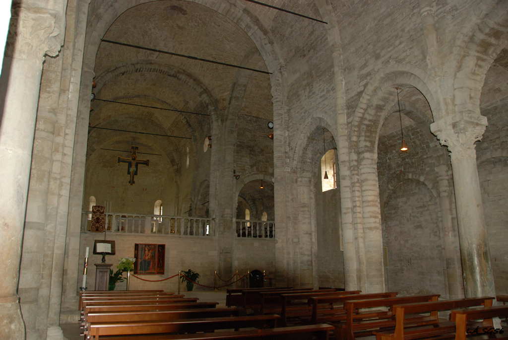 A főhajó, a szentély alatt az altemplommal, ahol látható San Leo szarkofágja is. A feszület 13. századi, a MonteFeltro család jelképe is volt.
