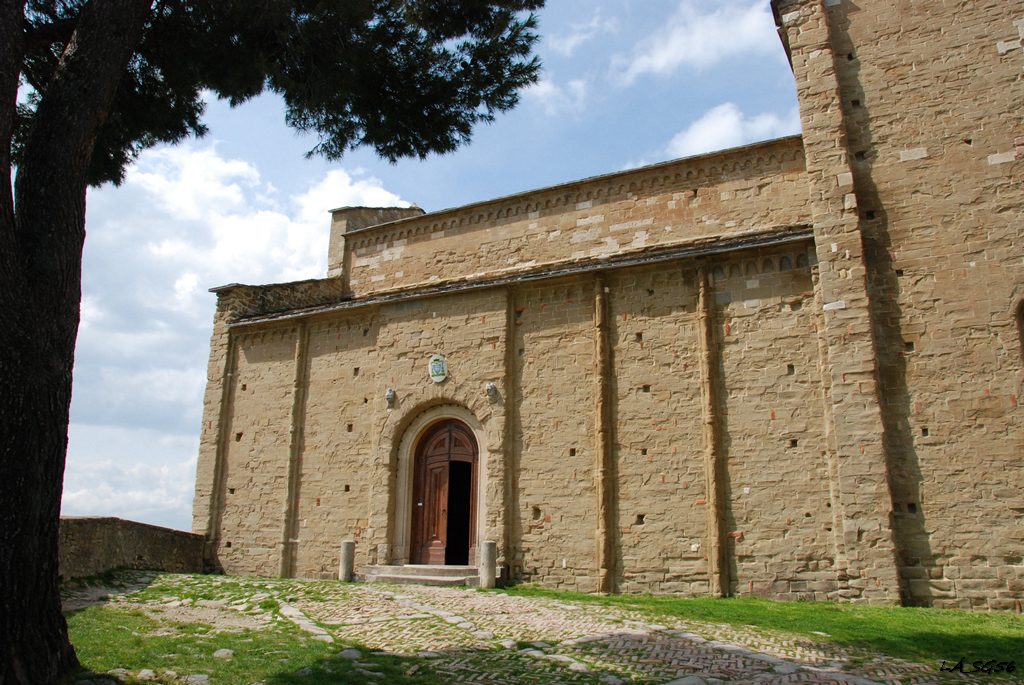 A XI. századi keletelt, háromhajós, román stílusú bazilika bejárata.