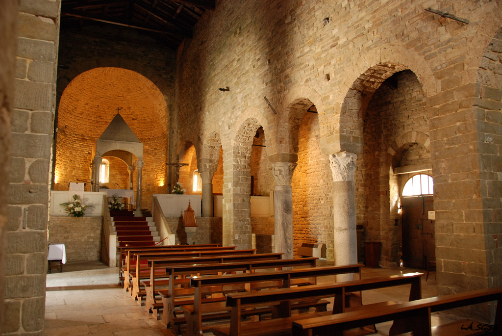 A Mária Mennybemenetele plébániatemplom belseje, IX. század, az oltár alatti követ maga San Leo faragta.