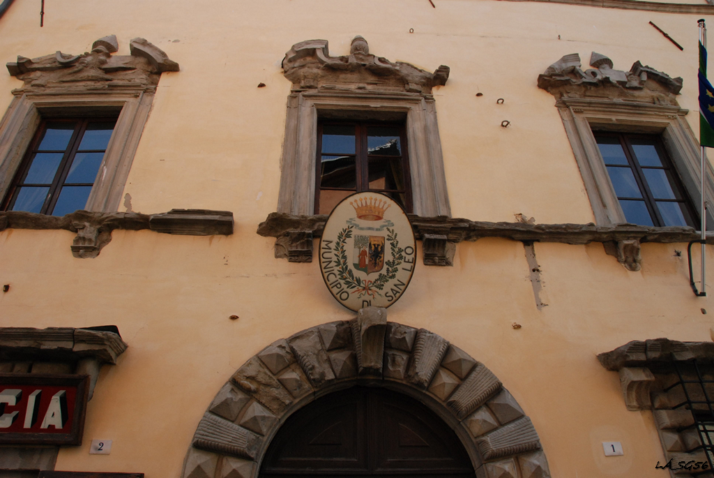 A városháza a 16. századbeli Rovere palotában, a főtéren.