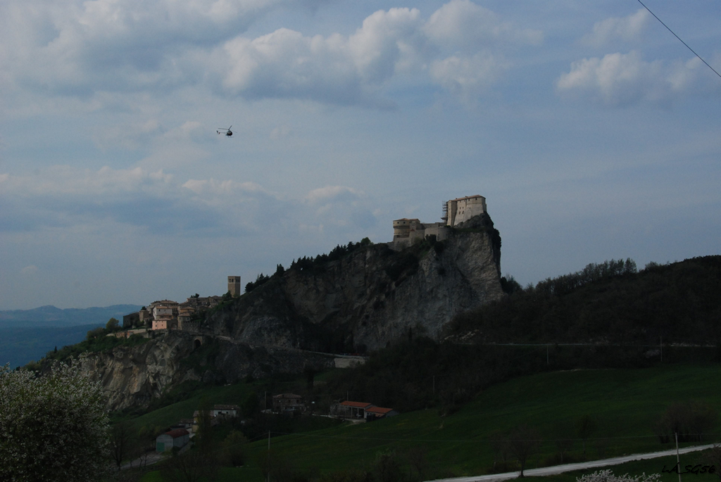 San Leo városa (bal oldalt) és a fellegvár<br /><br />A városból kiemelkedő torony egy 11. századi lakótorony, amilyenekről többek között San Gimignano városa híres.