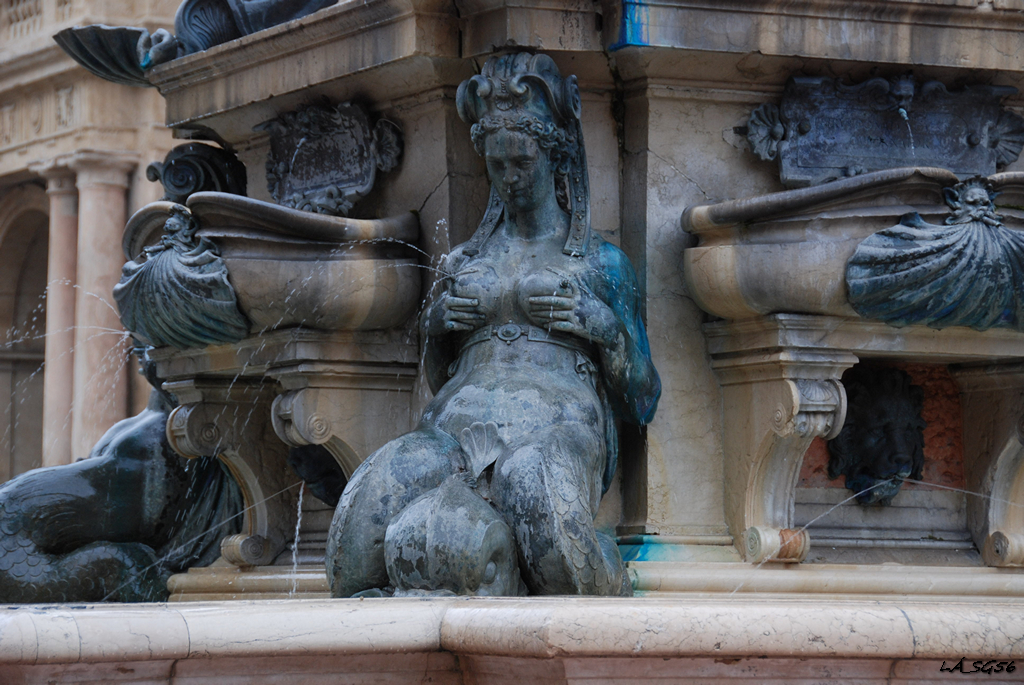 Nem esett eléggé, még a főtéri Neptun-szobor hölgyei is spricceltek.