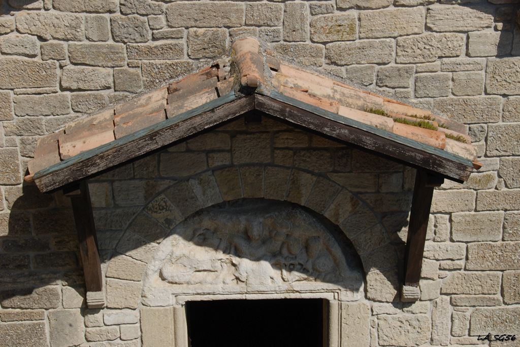 Az első erődben lévő (mai formájában az 1200-as években készült) kistemplom homlokzatának részlete.
