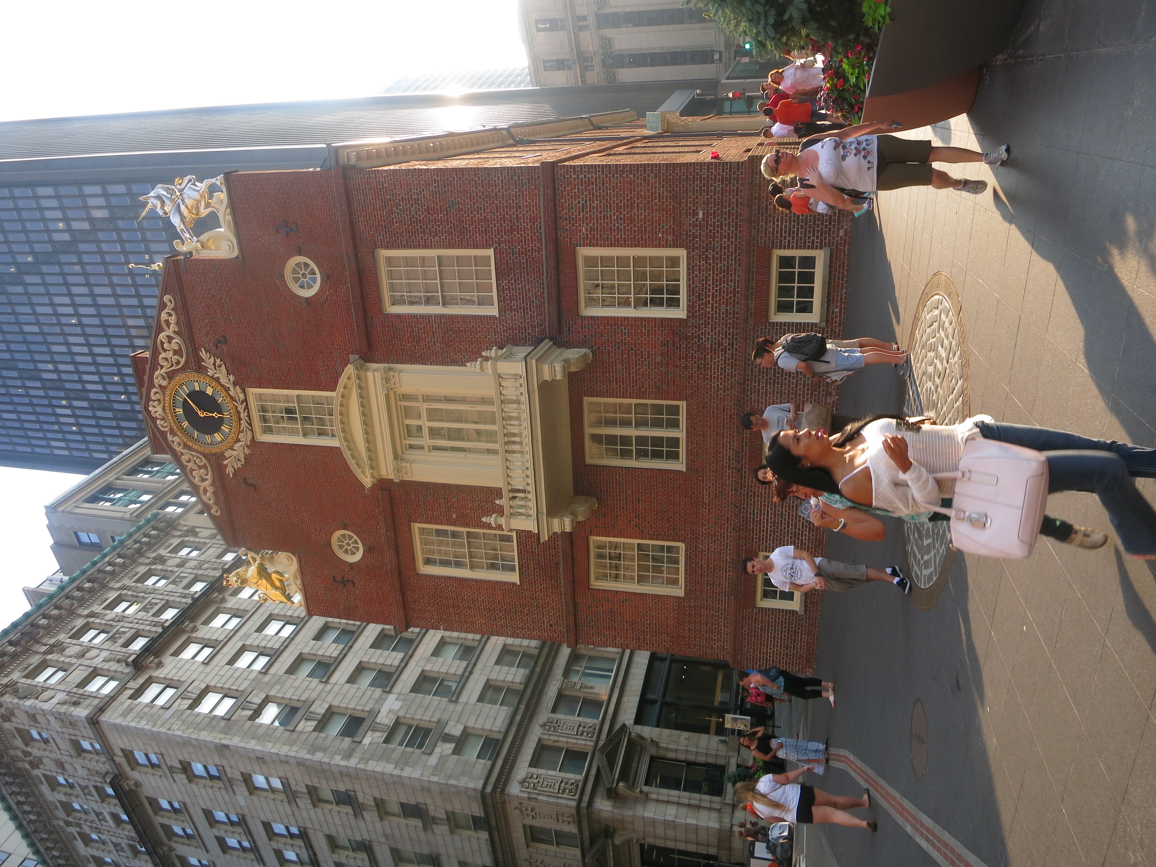 Ez a régi megyeháza (Old State House) épülete. A függetlenségi háború alatt ez volt Boston civil szerveződéseinek és üzleti életének központja.<br />Ennek az erkélyéről olvasták fel a Nyilatkozatot a polgároknak. Az épületben korabeli relikviák találhatóak, Paul Revere ezüstmunkája, muskéta a Lexingtoni csatából (ez volt az első ütközet az angol expedíciós hadsereg  - a vöröskabátosok - és az újonnan szerveződő Konföderációsok közt).<br />A homlokzatot díszítő, és az angol királyság uralkodását jelképező brit oroszlánt és egyszarvút a forradalom idején ledöntötték, csak később tették vissza a történelmi hűség kedvéért.<br />Az épület előtt a hatalmas rézkorong a járdában egy érdekes esemény színhelyét mutatja. Az esemény a Bostoni Tömegmészárlás néven él a köztudatban, köszönhetően Samuel Adamsnak, aki már akkor tudta, hogyan kell feltüzelni az embereket.<br />Kisebb spontán csődület verődött össze a megyeháza előtt, amelyik előbb hógolyókkal, majd kövekkel dobálta a járőröző angol katonákat. Amikor egy kő eltalálta a parancsnokukat, ő rálőtt a tömegre, majd tüzet is vezényelt. Öt bostoni maradt holtan vagy sebesülten a színhelyen, a többiek elszaladtak. <br />Samiel Adams jött, a holttesteknek megnyitotta a saját családi sírboltját, és minden levelében, cikkében és beszédében a tömegmészárlás szót használta. Valóban jól sikerült feltüzelnie és a függetlenség mellé állítania a tömeget. Milyen ismerős...