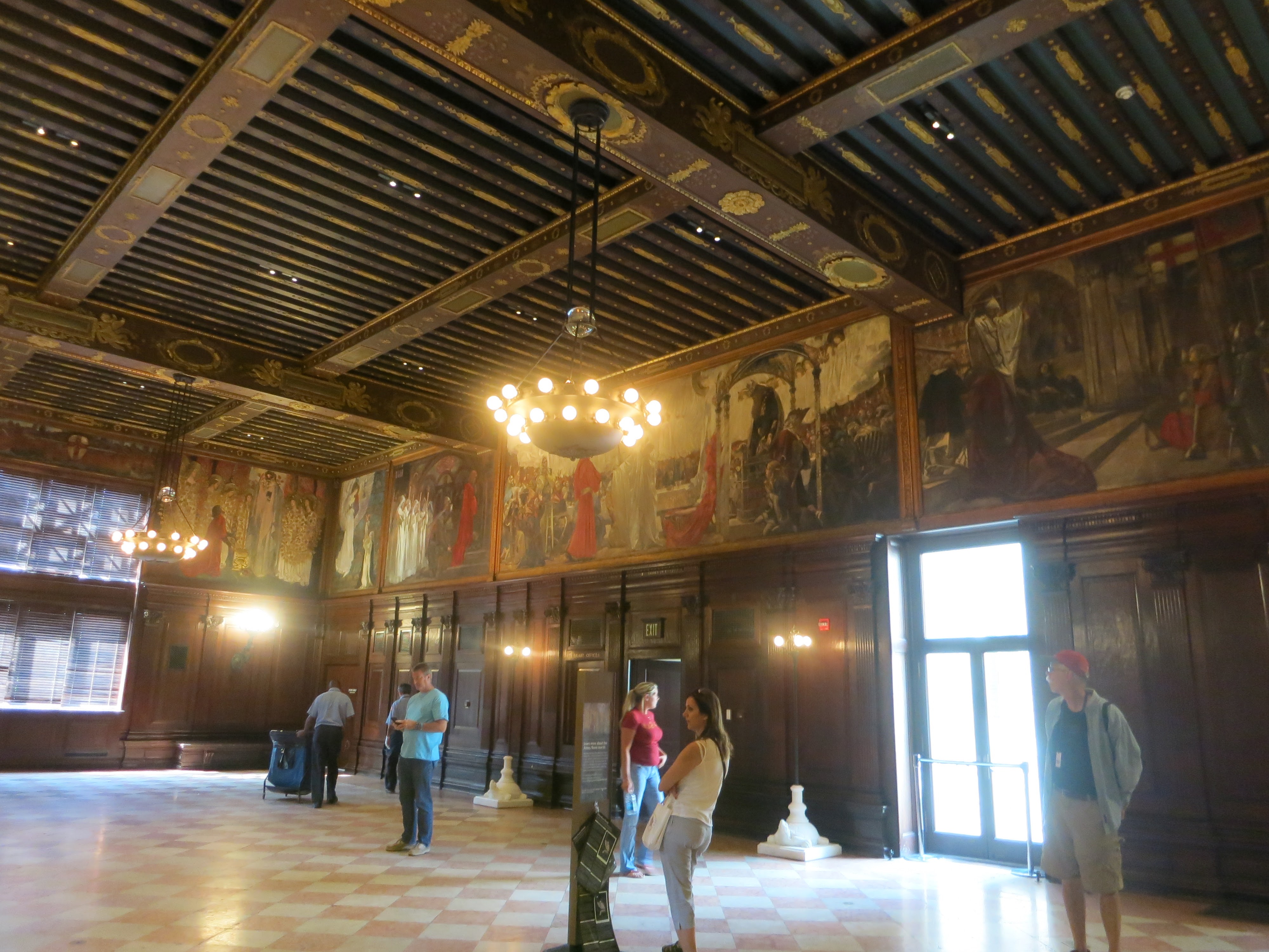 Ebben a teremben az Arthur király legendakörből Sir Galahad története van a freskókon, születésétől a Szent Grál megtalálásáig. 