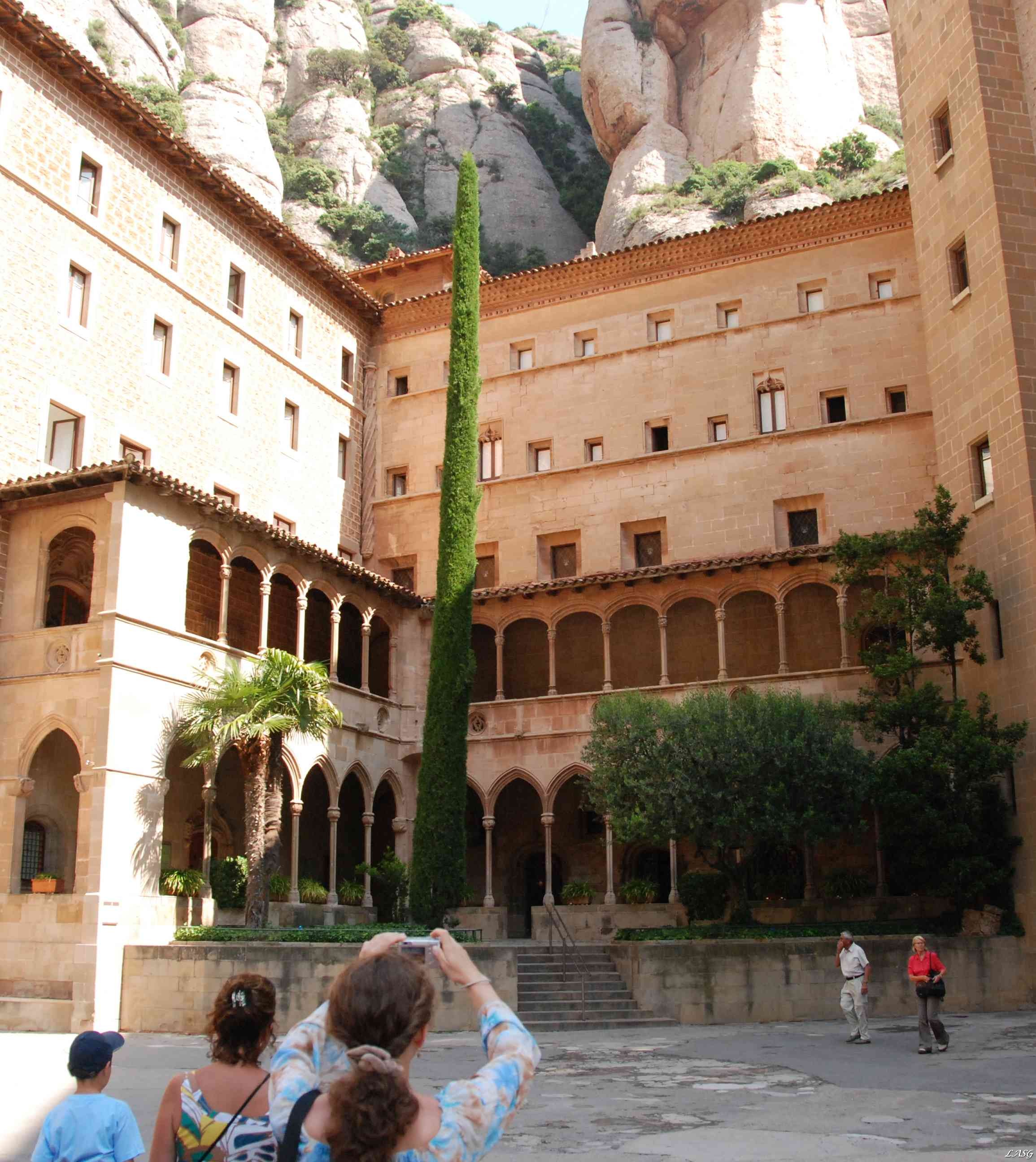 Montserrat - Belső udvara, árkádjai
