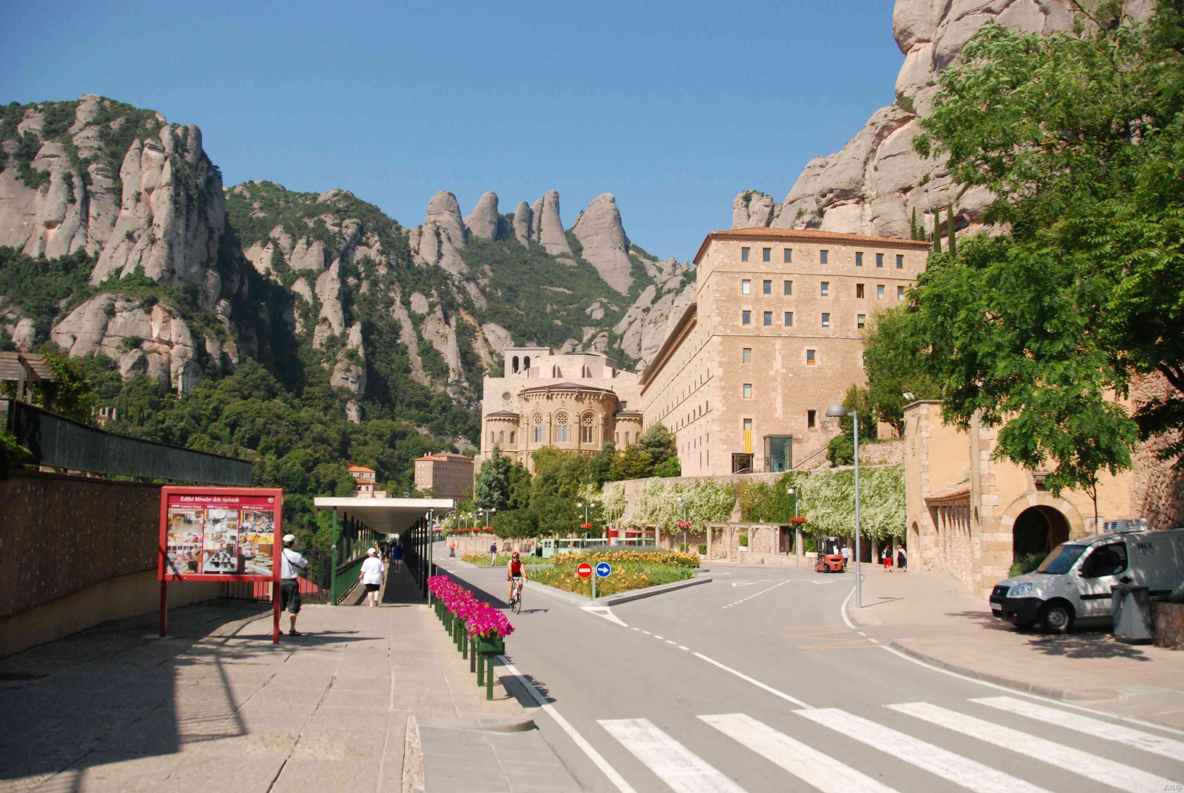 Montserrat - A kolostor beékelődve a hegyek közé