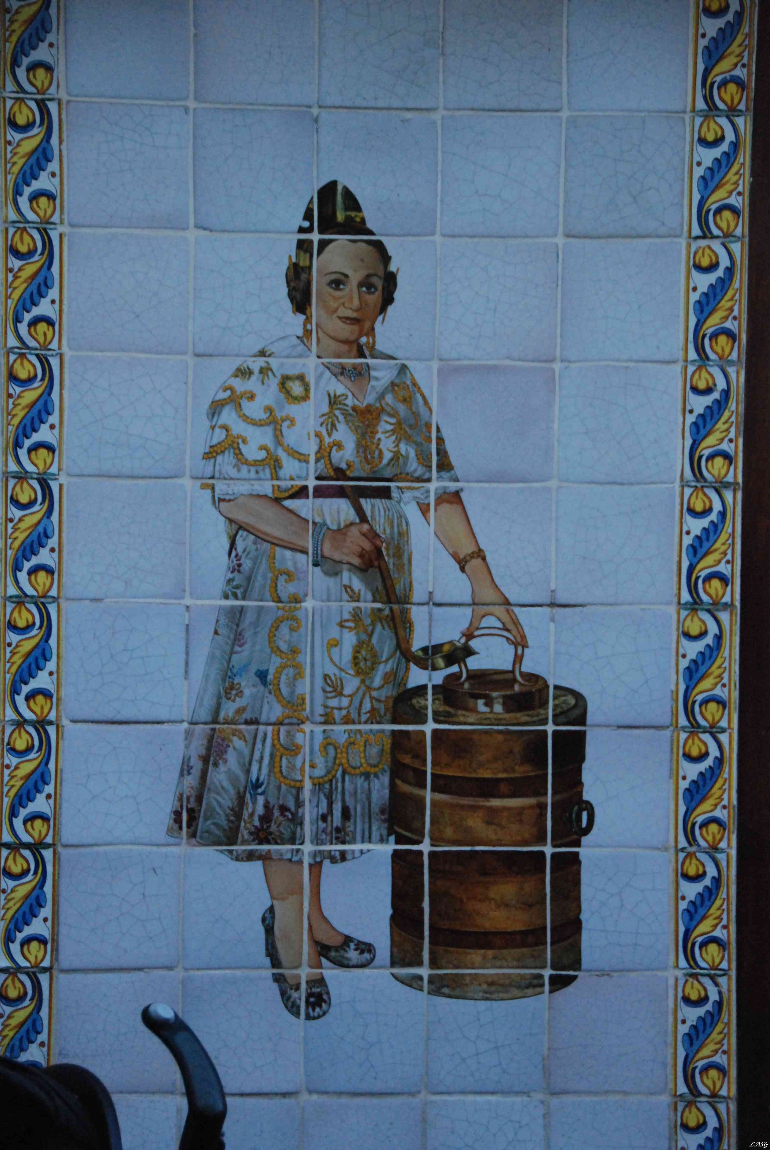 A horchata azulejo reklámja a falon, itt joghurtoztunk