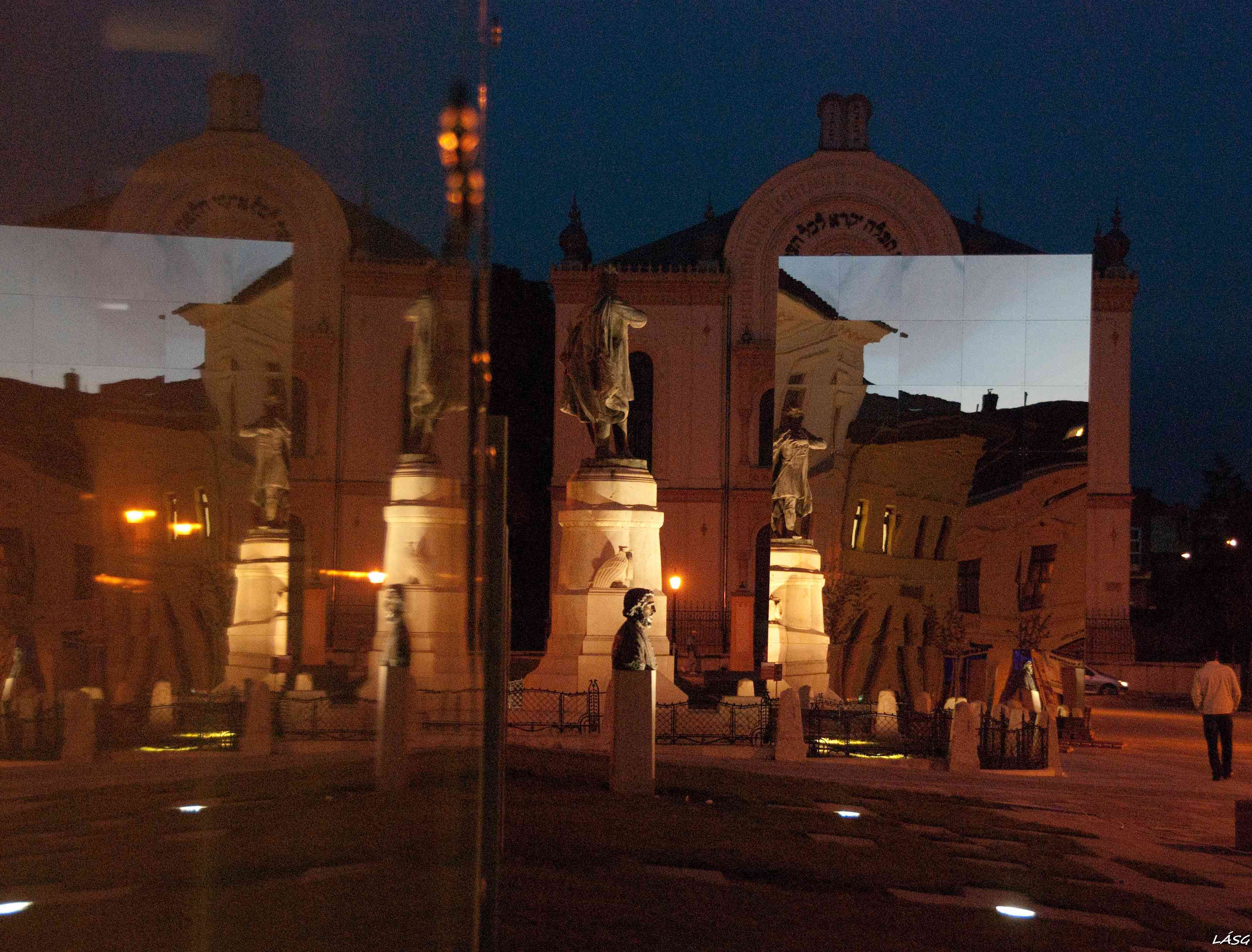 Tükör-installáció a Kossuth-téren